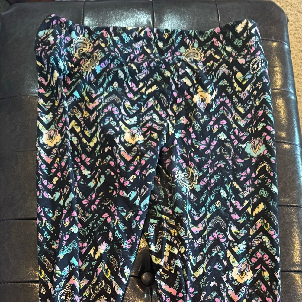 - Lularoe TC leggings black print. Fits size 12-18